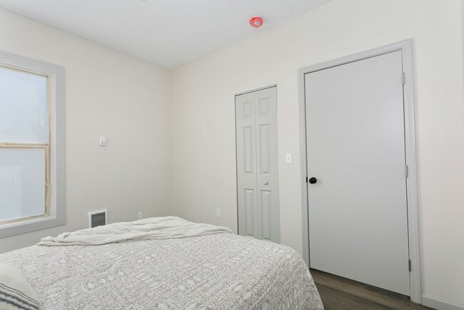 Building Photo - Beautiful 2bd/1ba Triplex unit- Tacoma