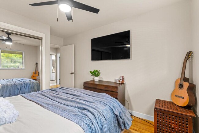 Building Photo - Stunning home located is sought after Northgate!