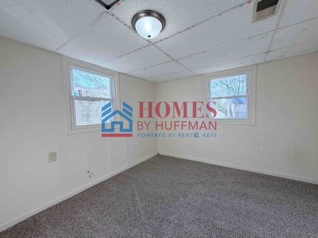Building Photo - Two Bedroom House | Updated Flooring/Kitchen