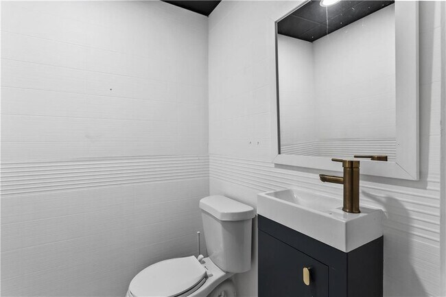 Building Photo - 3645 Peachtree Rd NE