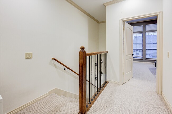 Building Photo - 3105 Fairdale Oaks E