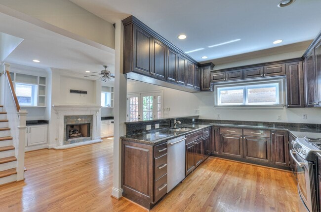 Building Photo - Perfect Brownstone in Sylvan Park near West End