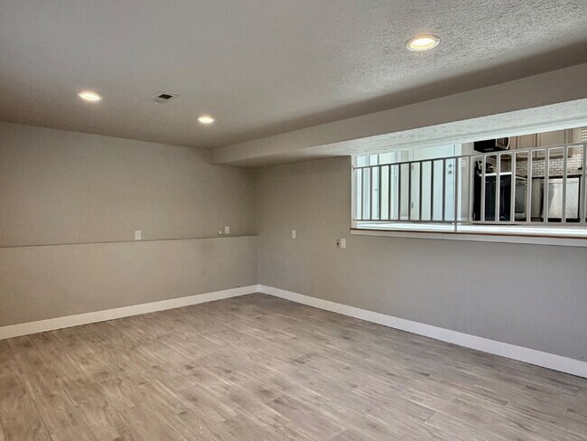 Building Photo - Spacious 4 bedroom, 3 bathroom home in the heart of Aurora is ready for immediate move in! Conven...