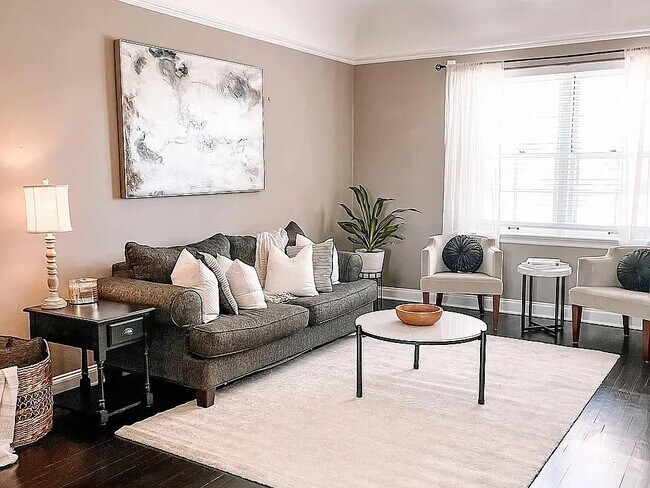 Building Photo - 925 S Hanley Rd