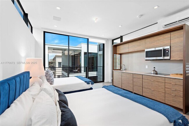 Building Photo - 1400 Bayview Dr