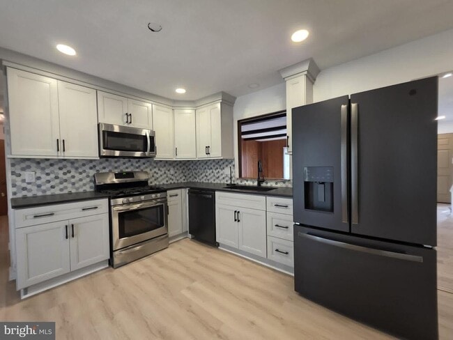 Building Photo - 8241 Robin Hood Dr