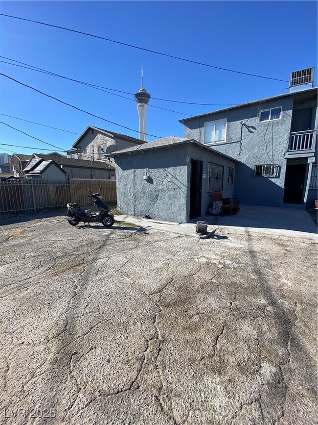 Building Photo - 1711 Santa Paula Dr