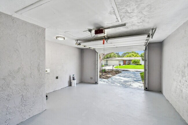 Building Photo - 528 Manor Dr