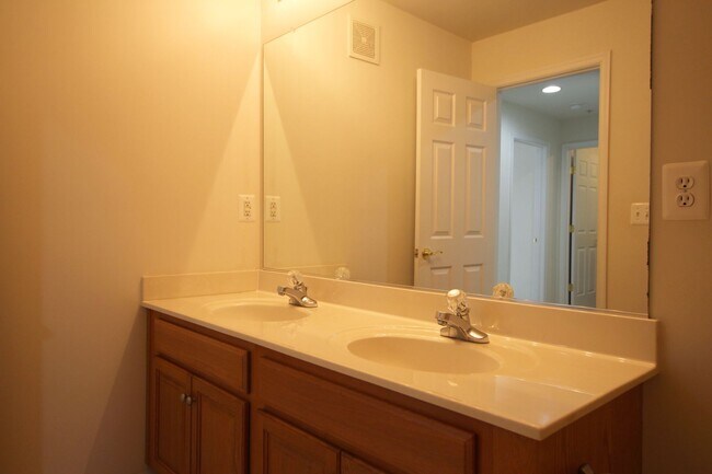 Building Photo - Updated 3/2.5 Townhome w/1 car garage