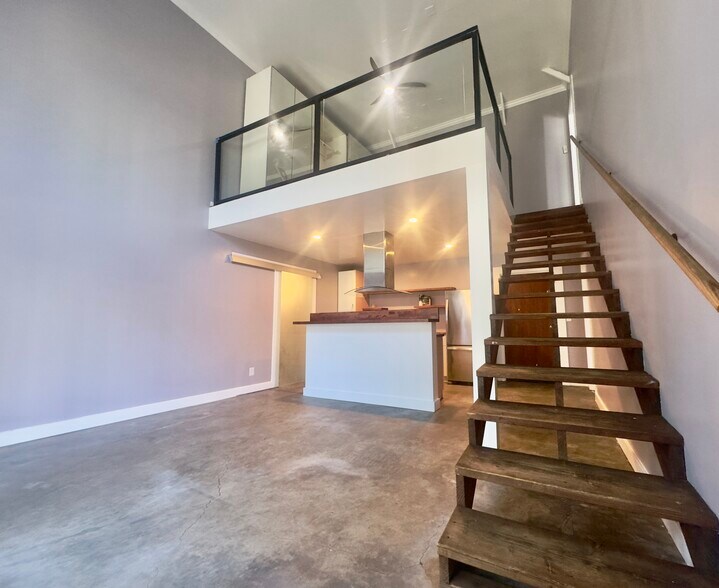Building Photo - 1254 E 12th St