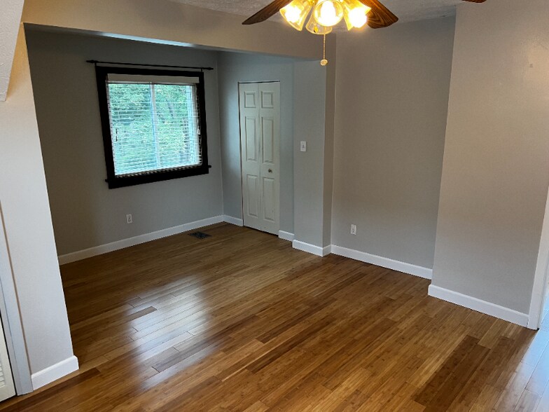 Building Photo - 527 Flynn Ave