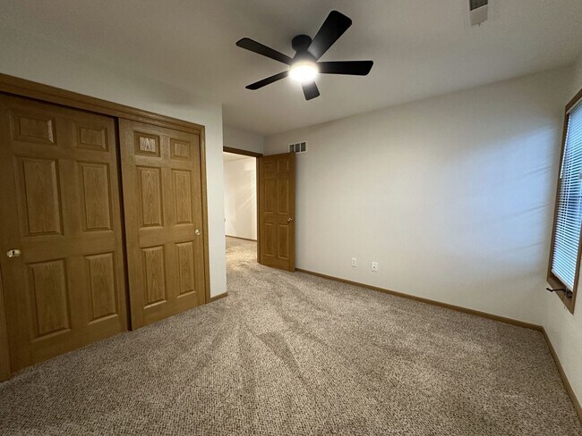 Building Photo - Updated 1st Floor Condo in Delafield!