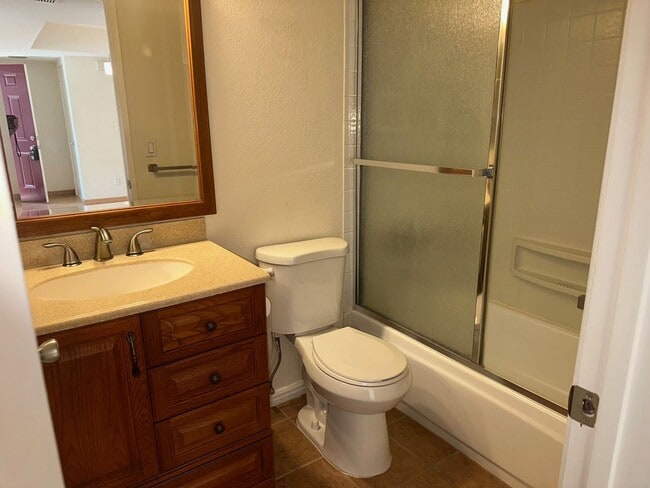 Building Photo - Updated 2-bed, 2-bath condo in Fremont’s N...