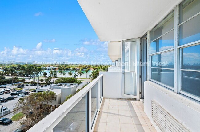 Building Photo - 5313 Collins Ave
