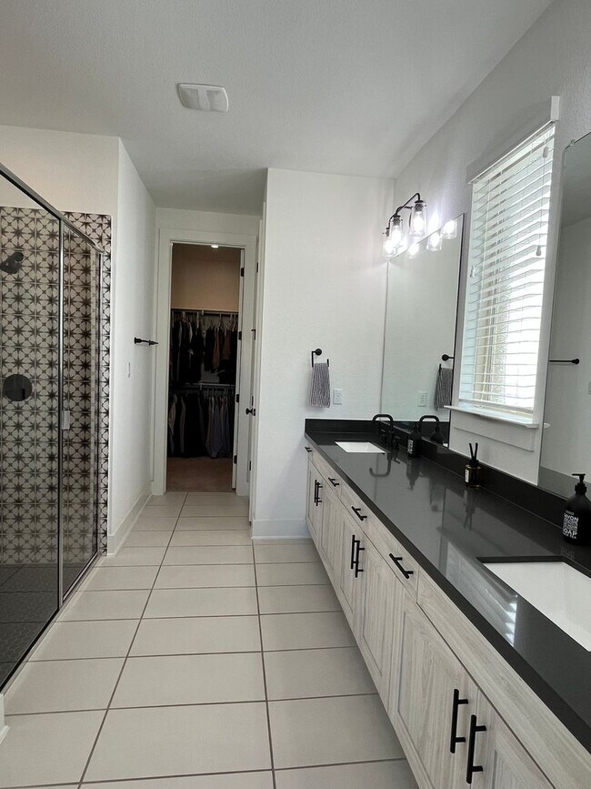 Building Photo - Beautiful 4/3 WITH PRIVATE POOL in Travisso