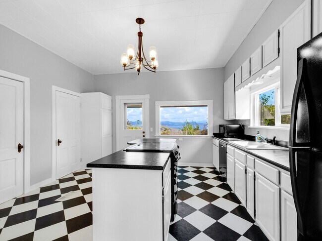 Building Photo - Beautiful, Newly Renovated Franklin House