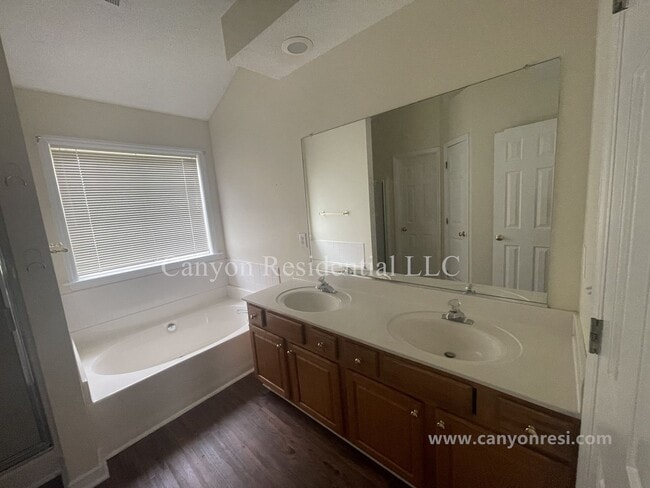 Building Photo - Beautiful 3b Room!Move in ready!
