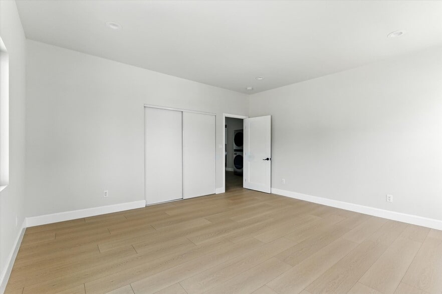 Building Photo - 1172 N Wilton Pl