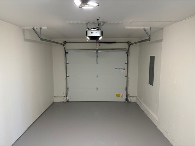 Building Photo - Huntington Rd. Duplex