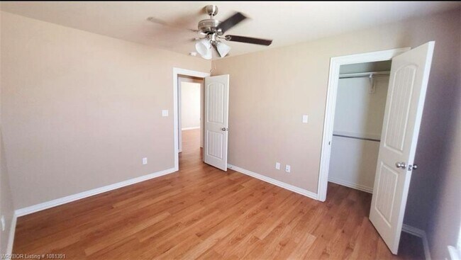 Building Photo - 1212 Mesa Dr