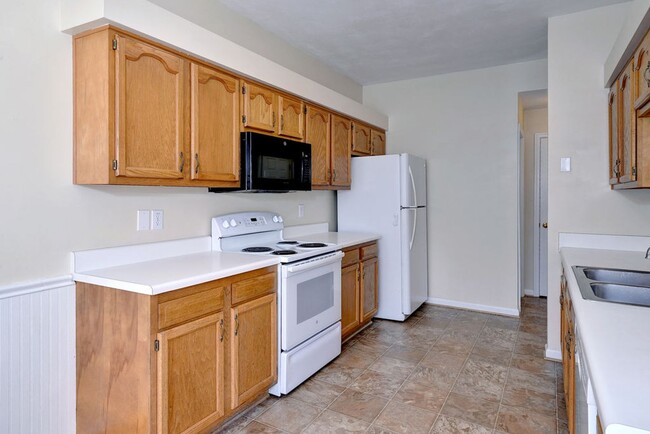 Building Photo - Convenient Coventry Condo