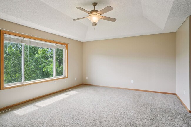 Building Photo - Gorgeous Single Family Home - June 1st Mov...