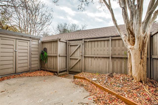 Building Photo - 9910 Royal Ln