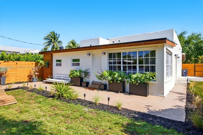 Building Photo - 1363 Biarritz Dr