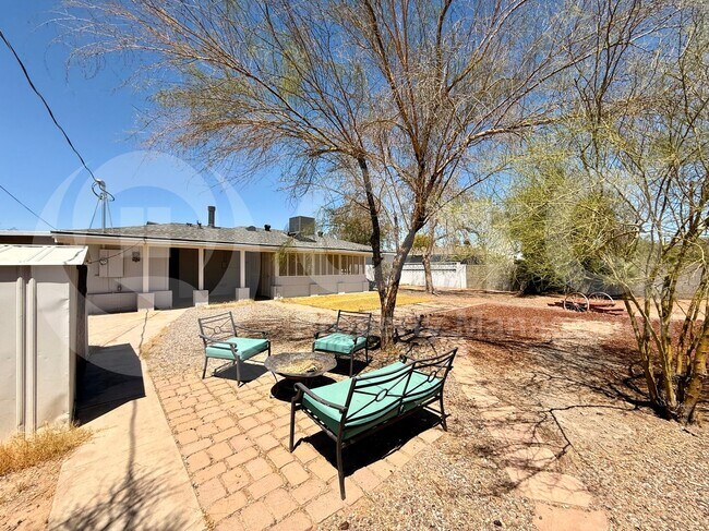 Building Photo - 2127 W San Miguel Ave