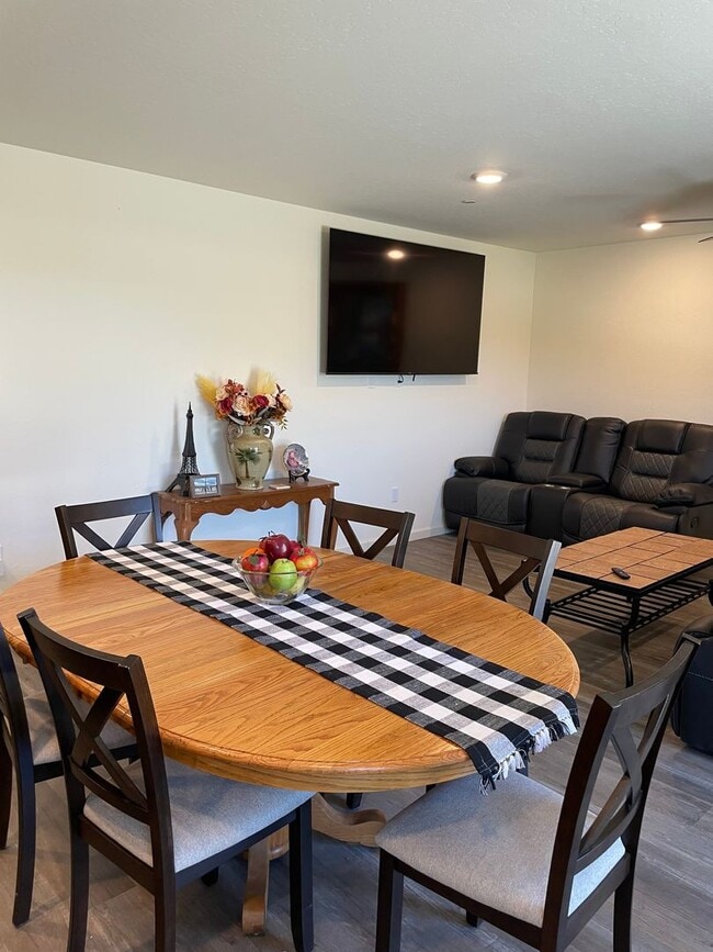 Building Photo - Beautiful 4-Bedroom, 2.5-Bathroom Two-Stor...