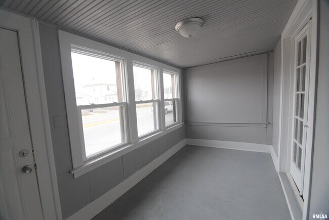 Building Photo - 1124 18th Ave