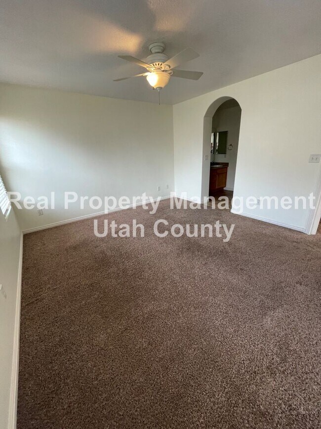 Building Photo - Stunning Townhome in Lehi