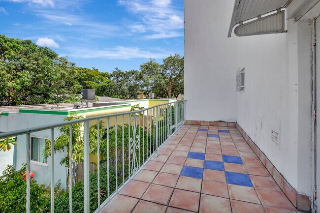 Building Photo - Las Brisas