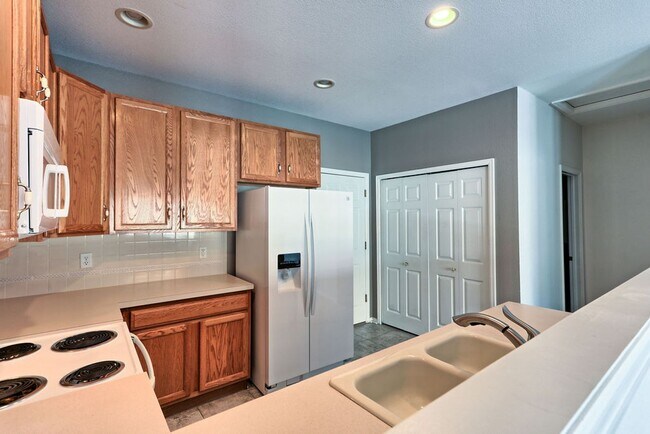 Building Photo - 3 Bedroom 3 Bath Townhome