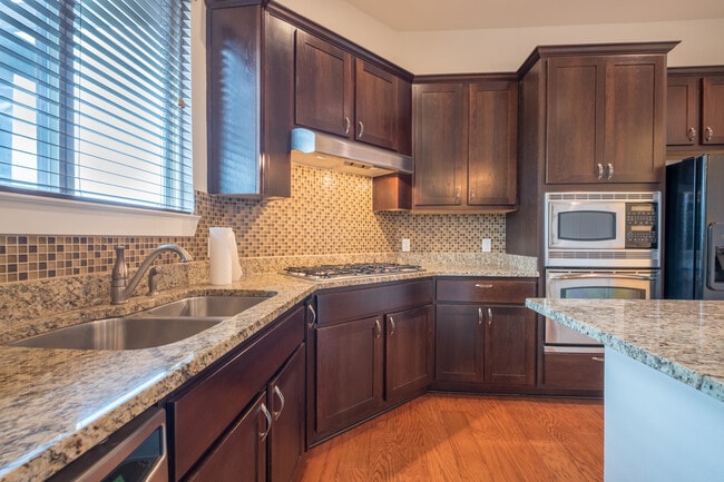 Building Photo - Beautiful 2 Bedroom, 2.5 Bath Townhome in Northwest Austin