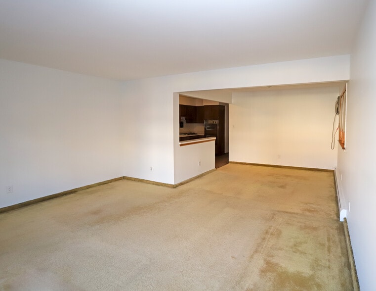 Building Photo - 15 Bleecker St