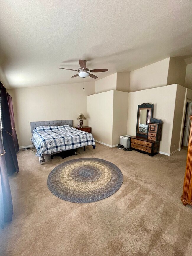 Building Photo - Modern Townhome