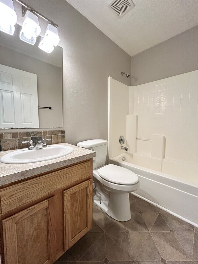 Building Photo - 4 Bedroom Nampa Home In Great Location!