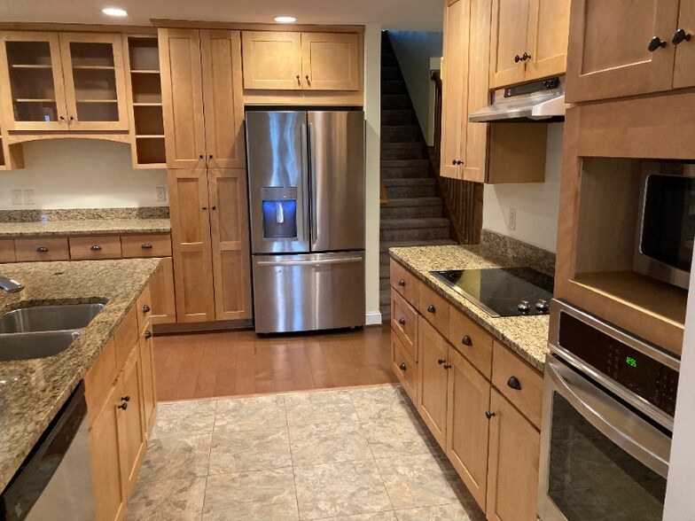 Building Photo - 2539 Greenport Dr