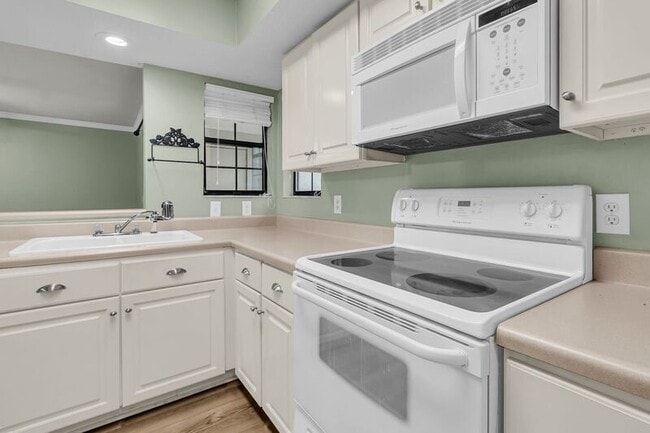 Building Photo - 1850 Montclair Dr