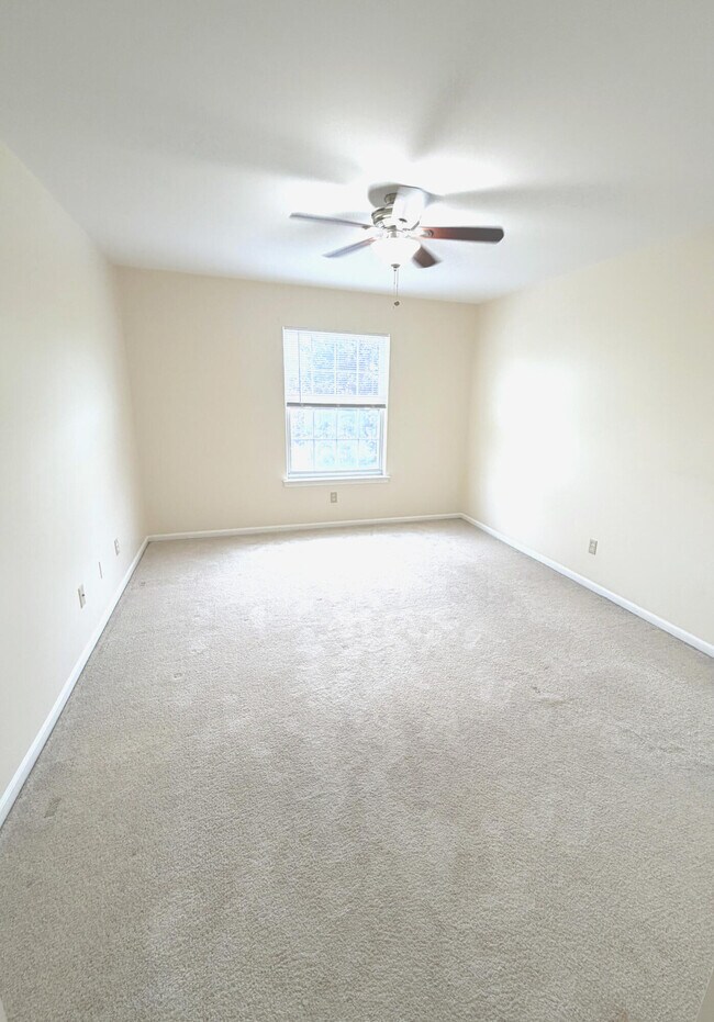 Building Photo - 3112 Village Cir N
