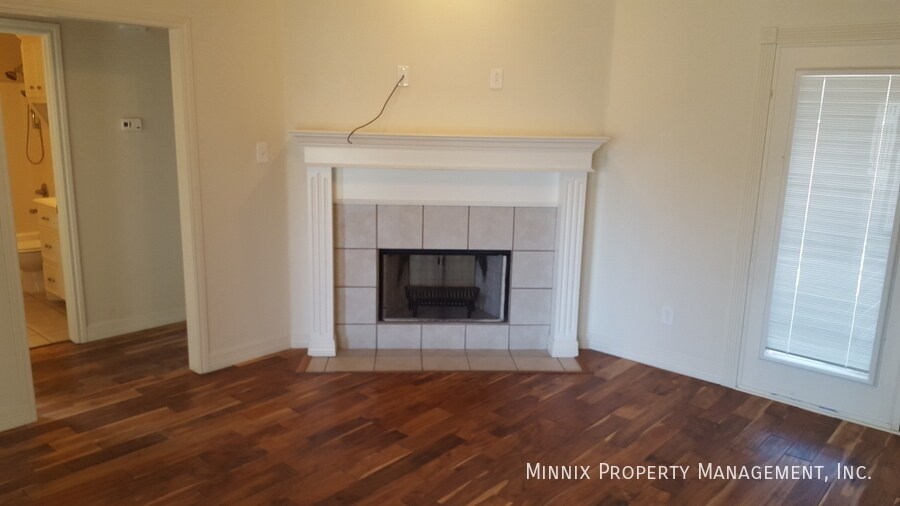 Building Photo - 1002 Oshkosh Ave