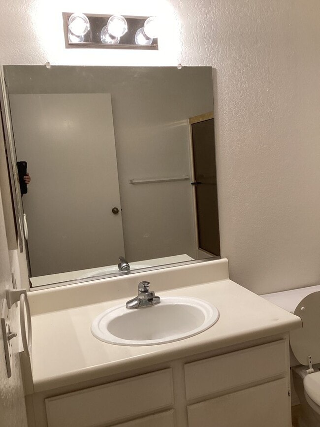 Building Photo - Downstairs Condo Located in the Gated Community of Las Palmas