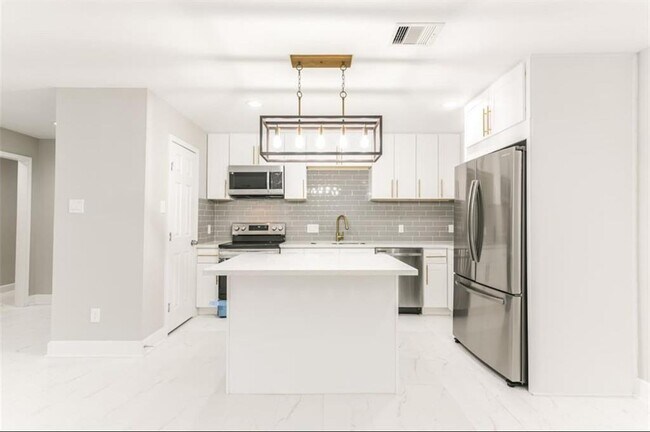 Building Photo - 5763 Easthampton Dr