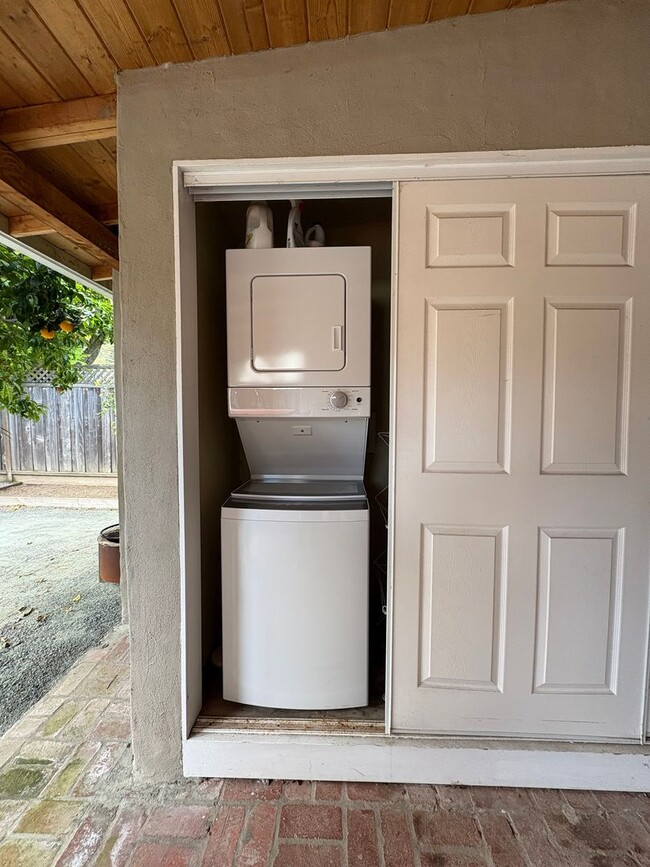 Building Photo - 2 bedroom, 2 bath