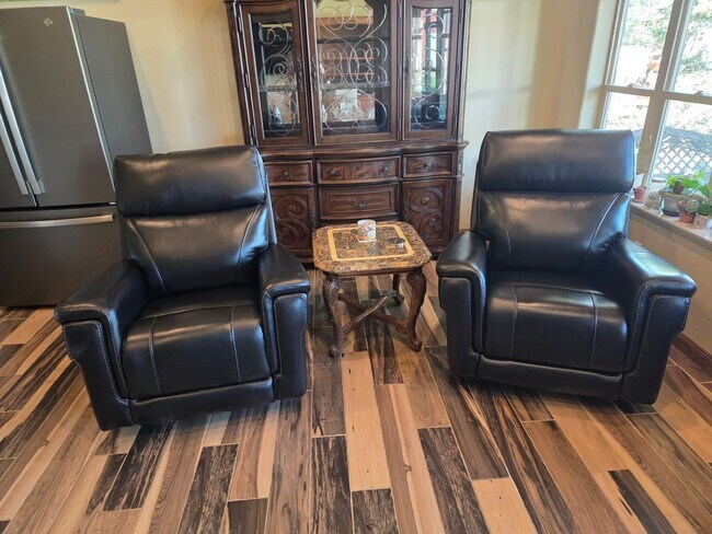 Building Photo - Custom built condo! Country Living! Offered unfurnished OR furnished!