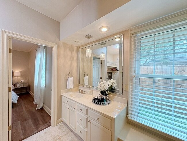 Building Photo - Beautiful Furnished home off Perkins Rd.