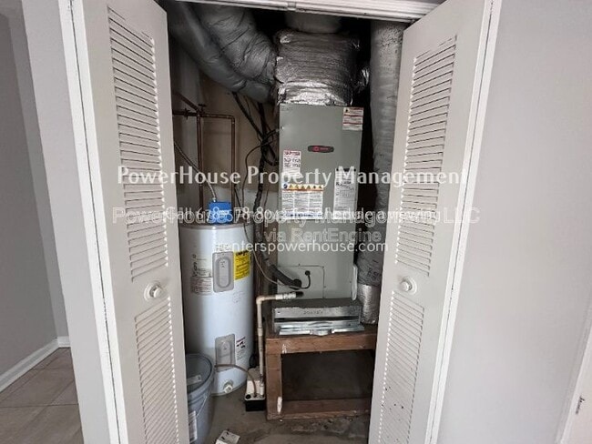 Building Photo - 502 Oakwood Ct