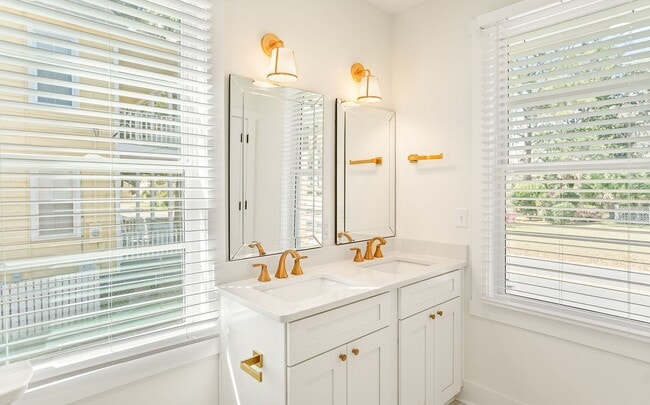 Building Photo - Downtown Beaufort Charmer