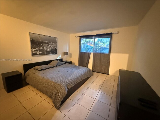 Building Photo - 1104 N 17th Ct